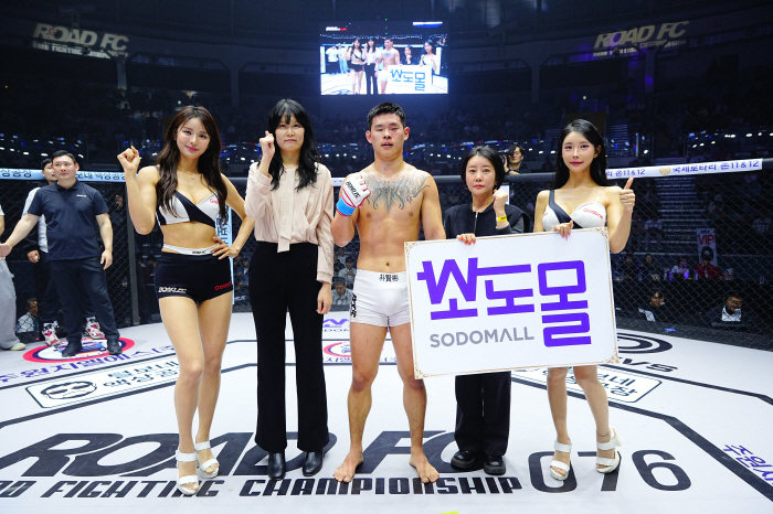 소도몰 김수지, 전예정 과장, 승리한 박현빈에게 트로피 시상[로드FC]