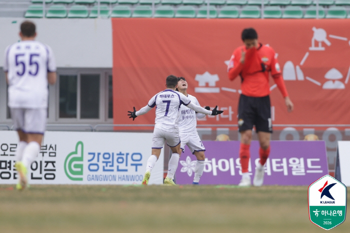 [K리그1 현장리뷰] '박상혁 눈물의 득점포' 강원, '10명' 안양과 …