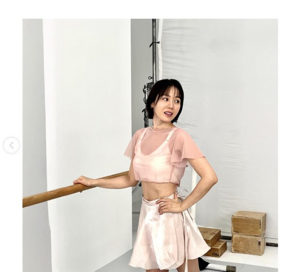 손예진, 상의 들췄더니 선명한 '11자 복근'…♥현빈 눈 감아