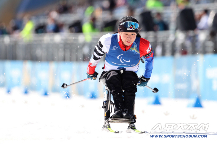 "미쳤다! 김윤지 처음 뛴 20㎞ 금메달!" 동계패럴림픽 사상 첫 2관왕! 나홀로 금금은은은! 역대 최다 메달 또 경신[밀라노-코르티나 패럴림픽 현장]