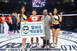 털보네 액상 공장 황일영 대표, 승리한 김현우에게 트로피 시상[로드FC]