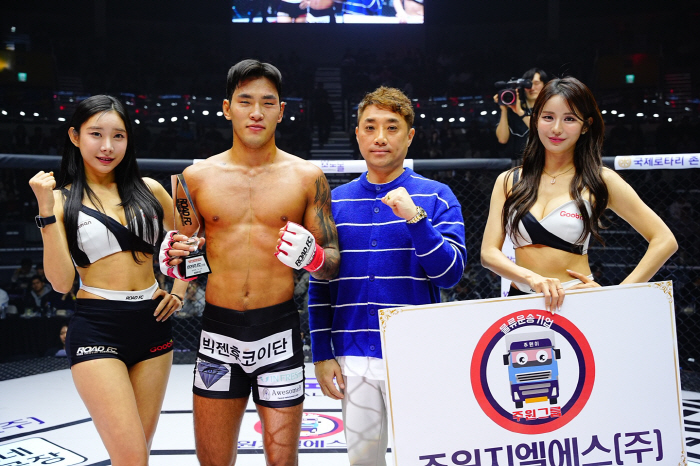 주원지엘에스 안종원 전무, 승리한 박시원에게 트로피 시상[로드FC]