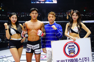 주원지엘에스 안종원 전무, 승리한 박시원에게 트로피 시상[로드FC]