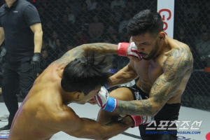 돌아온 라이트급 최강자 브라질 챔피언에게 TKO승 11승 무패[장충 현장]