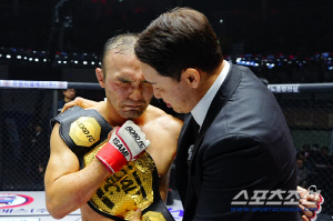 1년 넘게 걸린 재대결. 영리했던 베테랑이 최강자 지켰다. 1억원도 가져갔다[로드FC]