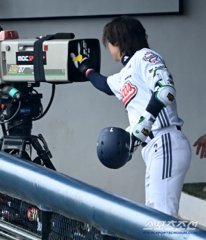 '왜 반응이 없어?' 박찬호, 이적 첫 홈런→동료 무관심에 '멘붕'...카메라에 손 도장 '꾹'[이천 현장]