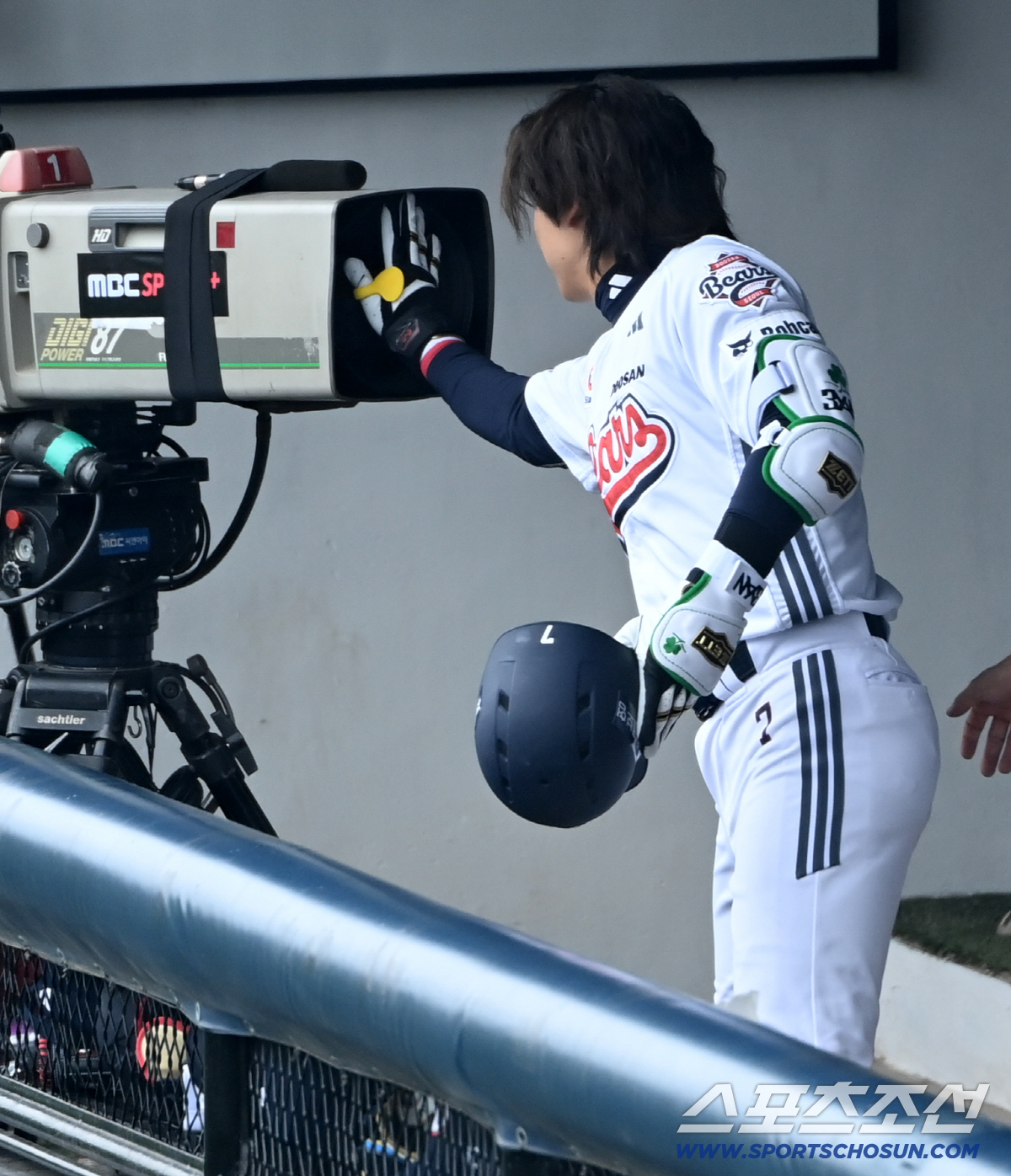 '왜 반응이 없어?' 박찬호, 이적 첫 홈런→동료 무관심에 '멘붕'...…