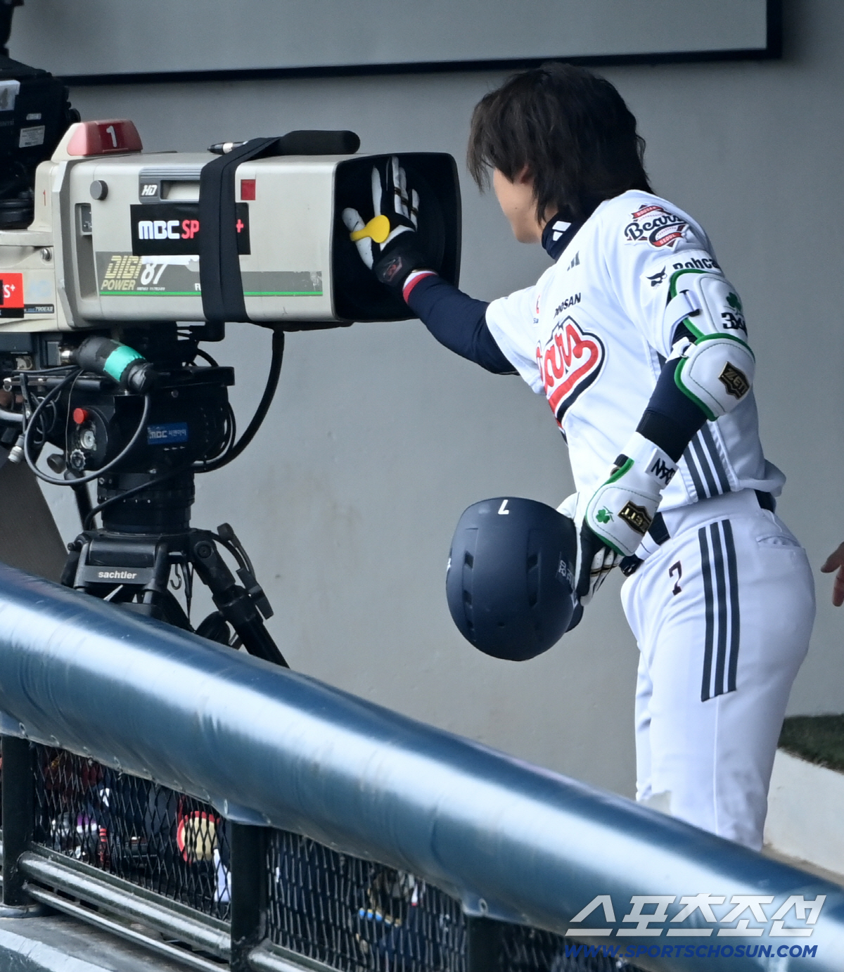 '왜 반응이 없어?' 박찬호, 이적 첫 홈런→동료 무관심에 '멘붕'...…