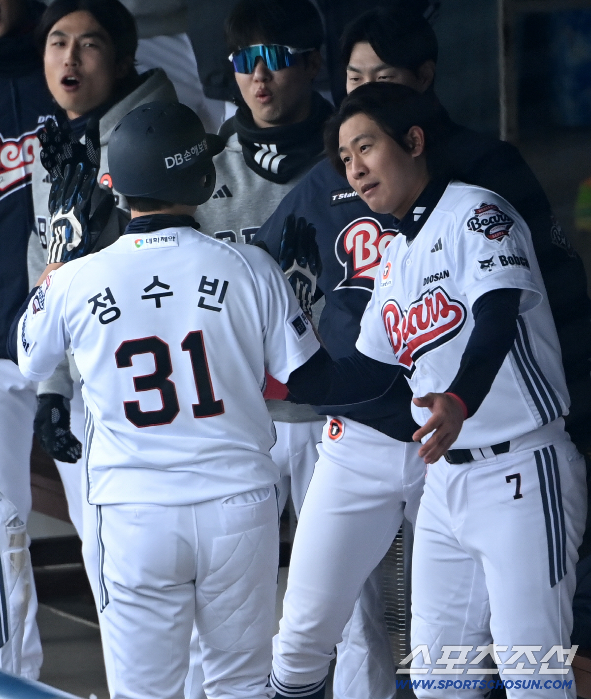 '홈런 대결이야?' 정수빈 투런포에 웃음 짓던 박찬호, 스리런포로 '나도…