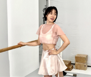 '아들맘' 손예진, 갈비뼈 드러날 정도로 마른 허리라인→탄탄한 복근 '저 몸매가 가능해?'