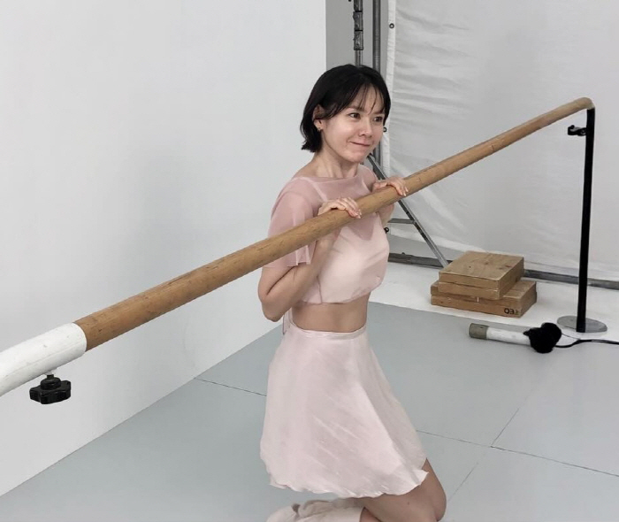 '아들맘' 손예진, 갈비뼈 드러날 정도로 마른 허리라인→탄탄한 복근 '저…