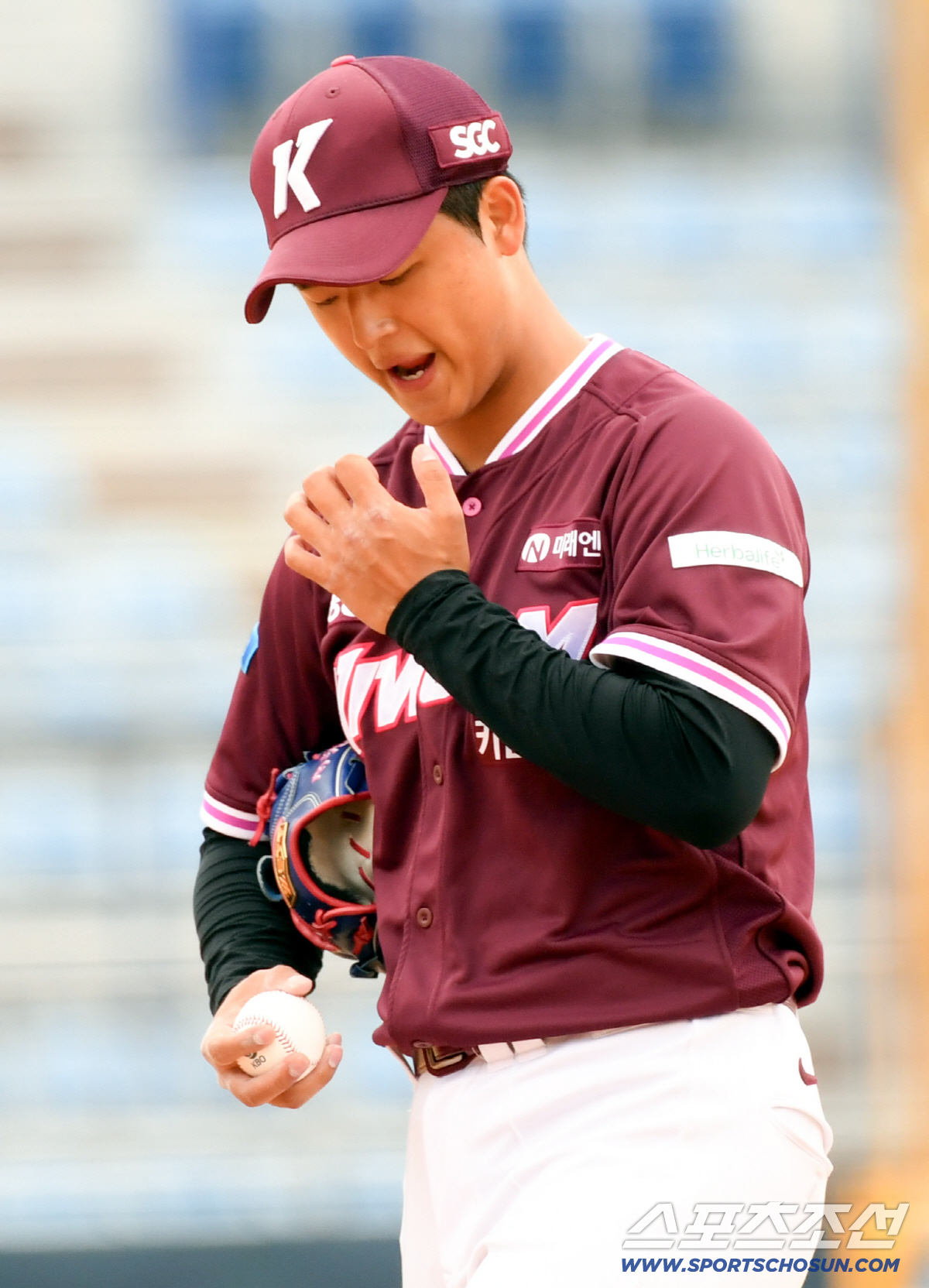 '무사 만루→KKK 탈출'...전체 1순위 박준현, 153km 괴력의 삼…