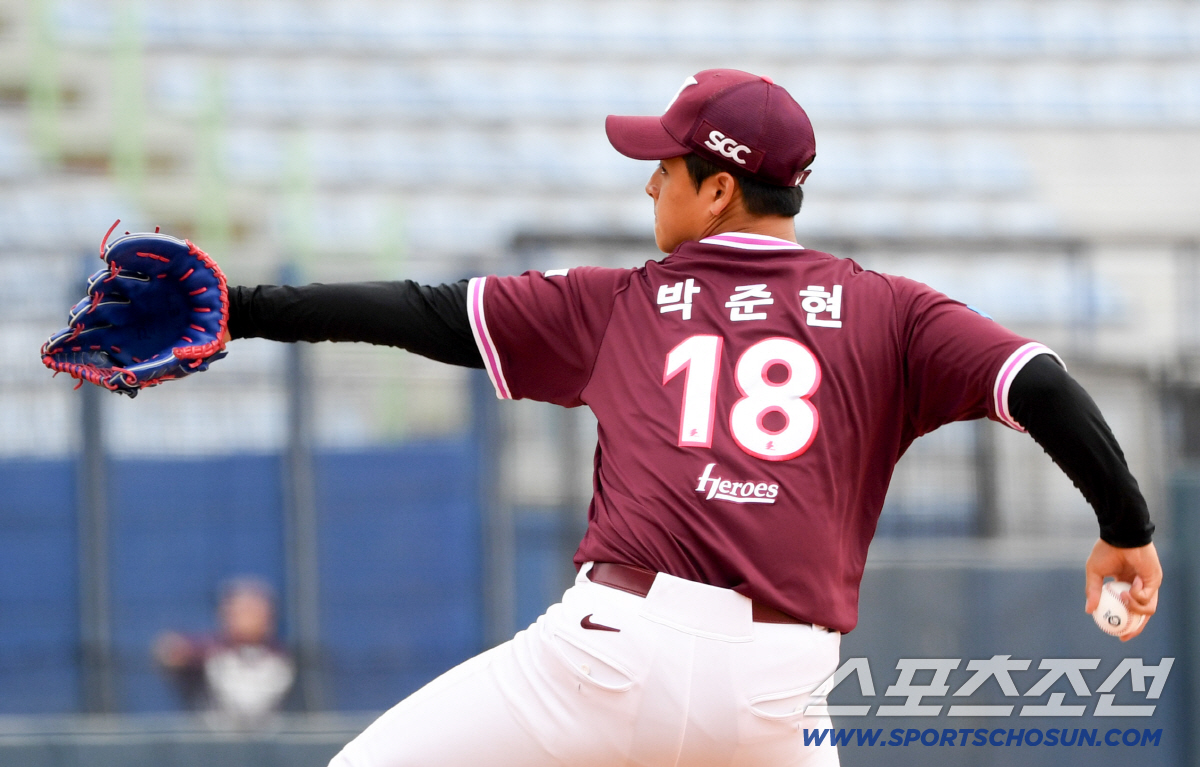 '무사 만루→KKK 탈출'...전체 1순위 박준현, 153km 괴력의 삼…