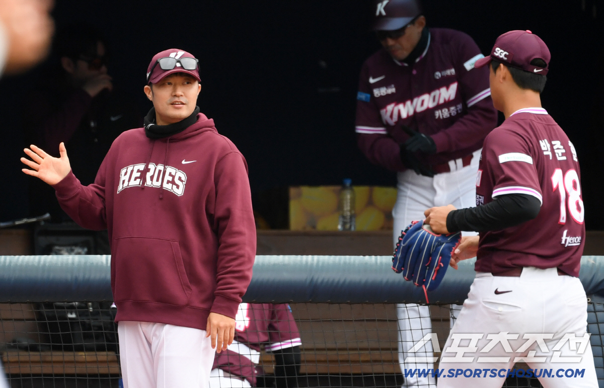 '무사 만루→KKK 탈출'...전체 1순위 박준현, 153km 괴력의 삼…