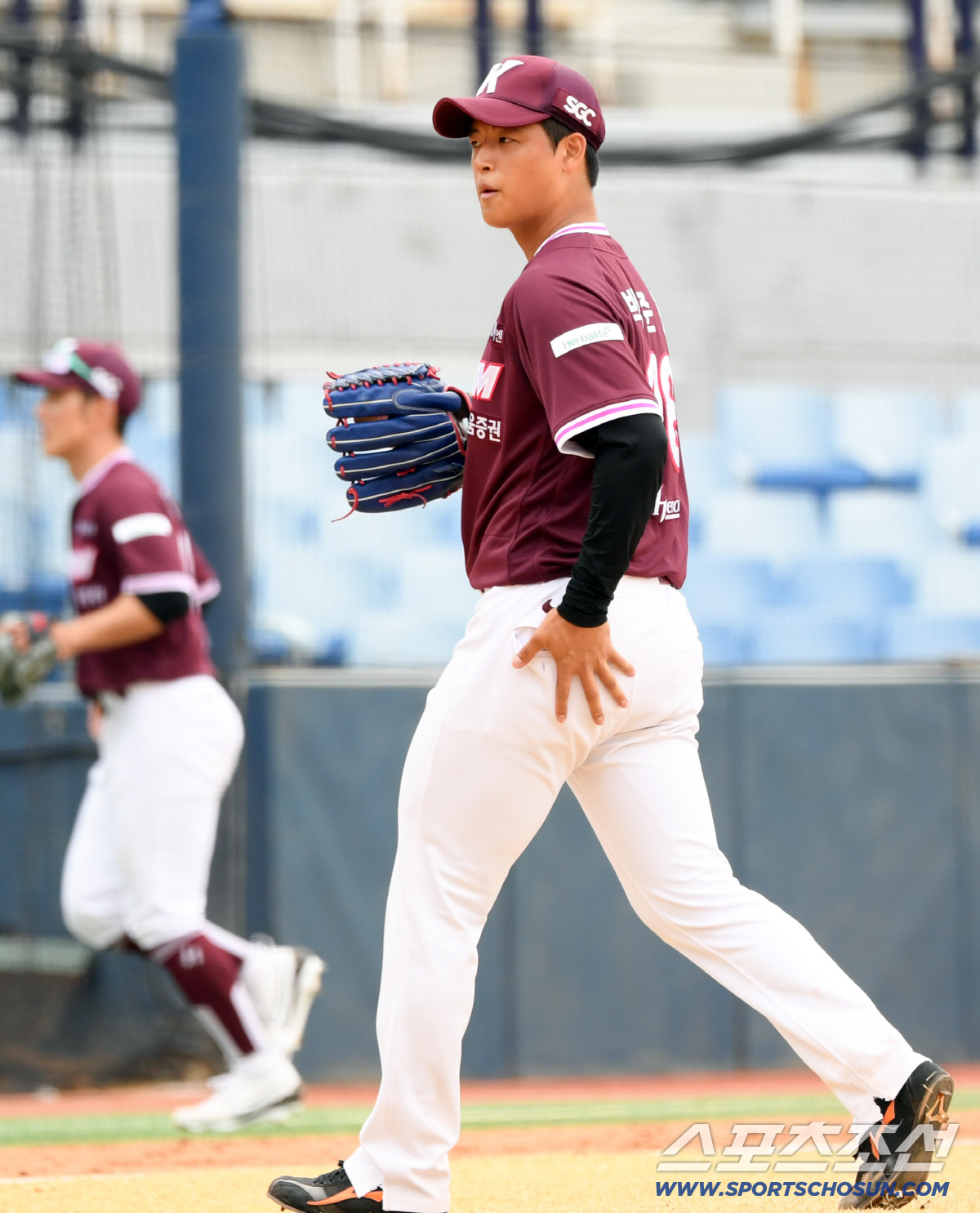 '무사 만루→KKK 탈출'...전체 1순위 박준현, 153km 괴력의 삼…