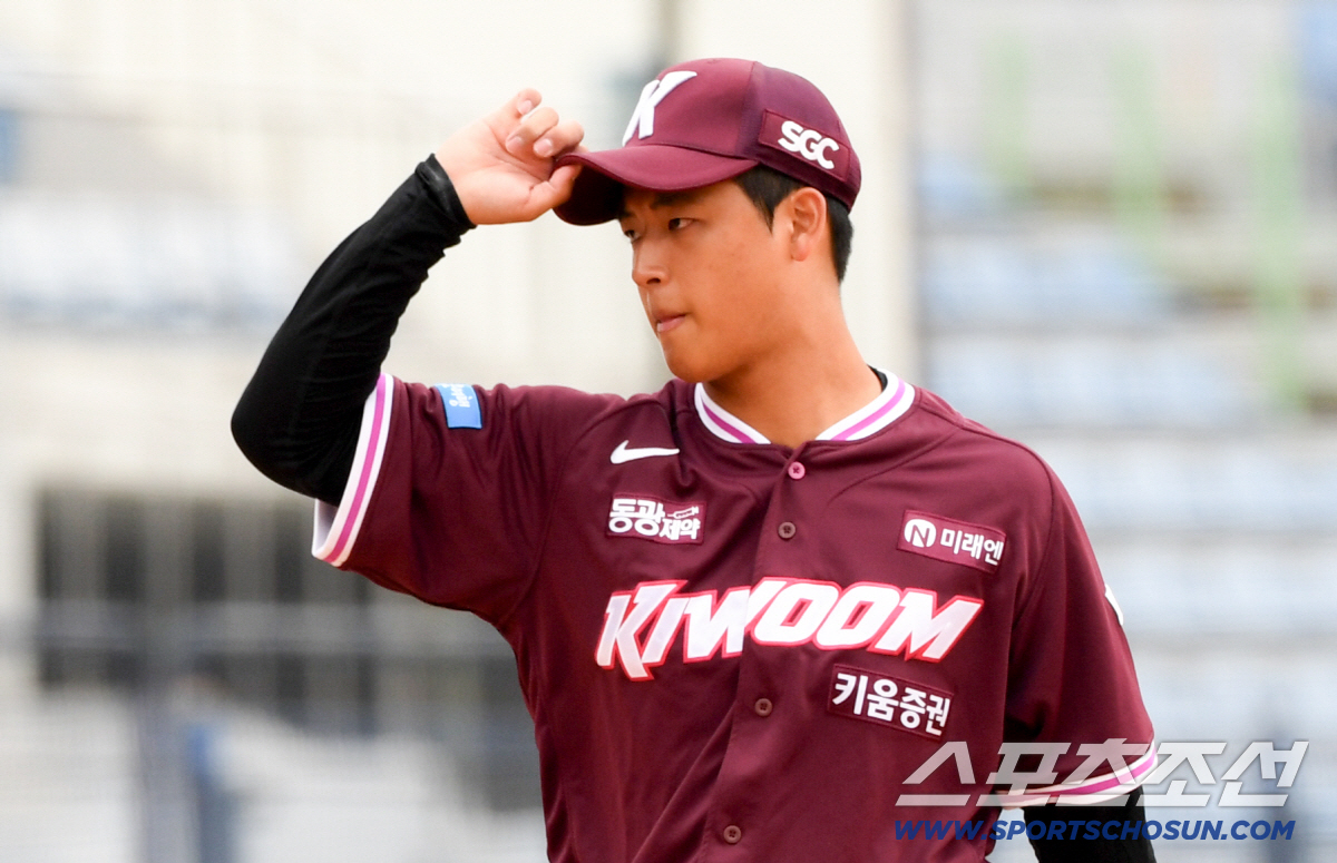 '무사 만루→KKK 탈출'...전체 1순위 박준현, 153km 괴력의 삼…