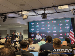 안쓰러운 日감독, '두 번 죽인' 굴욕적 기자회견 → 