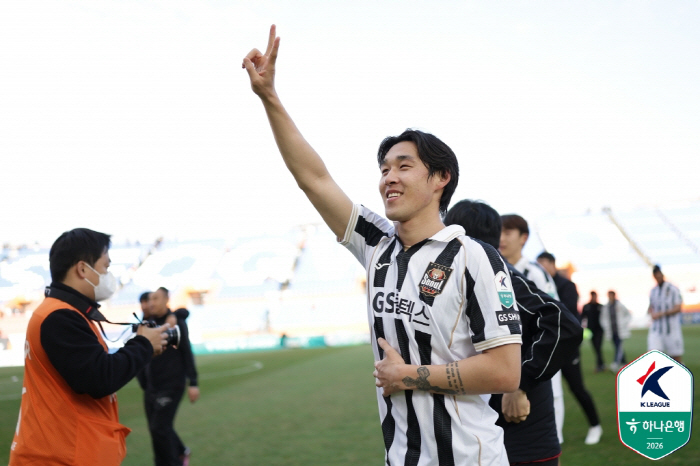 [현장에서]"욕 많이 드신 감독님을 위해 더 잘하고 싶었다" 김기동 애제…