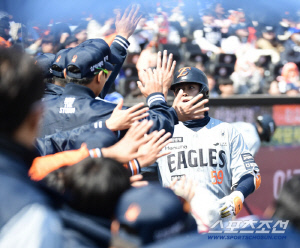 유승안 이후 최초, 한화도 '거포 포수' 품나… 연타석 홈런→시범경기 홈런왕, 심지어 예비역