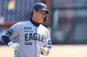 4연타석 홈런 괜히 쳤겠나! 첫 홈런→연타석포 '1위 등극',…'우승 포수' 떠나자 '거포 포수' 나왔다, 