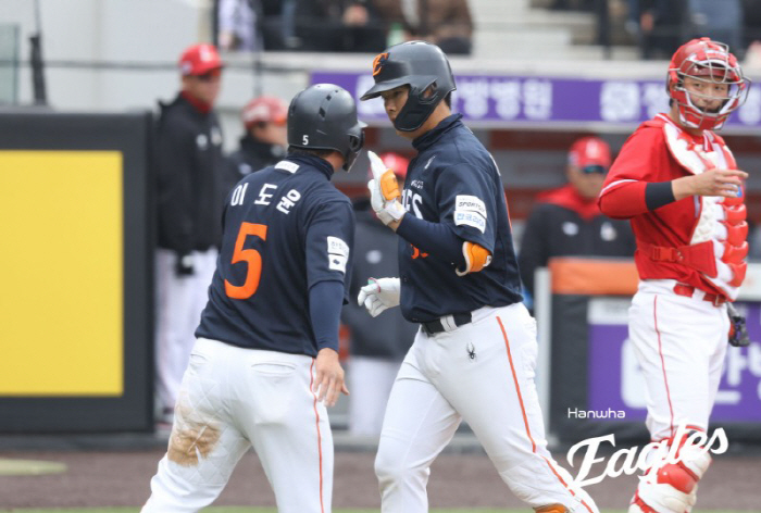 4연타석 홈런 괜히 쳤겠나! 첫 홈런→연타석포 '1위 등극',…'우승 포…