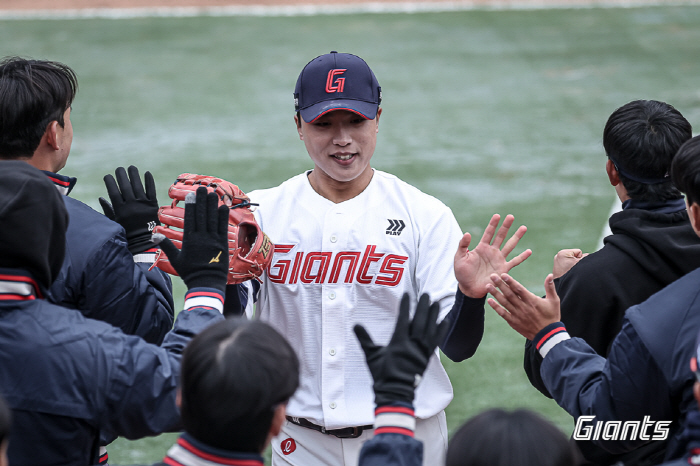 "술? 4년간 입에도 안댔죠" 150㎞ 쾅! 신인인데 롯데 개막엔트리 유…