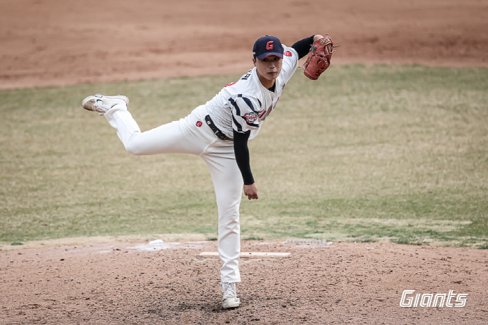 "술? 4년간 입에도 안댔죠" 150㎞ 쾅! 신인인데 롯데 개막엔트리 유…