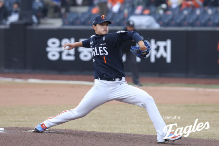 "두려움 깨려고 했다" 벌써 156㎞, 어깨 통증 날렸다…투구수 부족? …