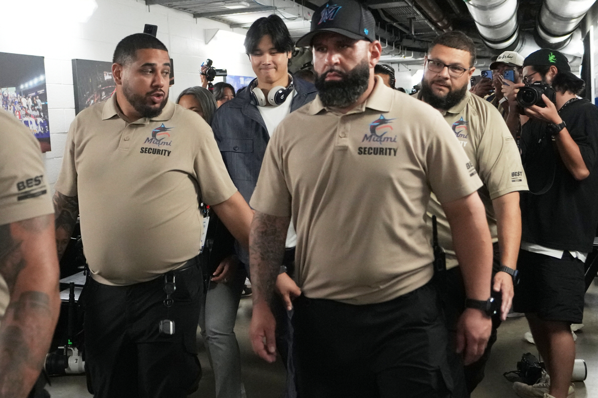 그 새벽에 좁은 복도에 오타니 표정 보려고 100명이 모였는데, "분하다…