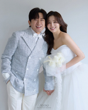 '두 딸 아빠' 신화 이민우, ♥이아미와 웨딩 화보 