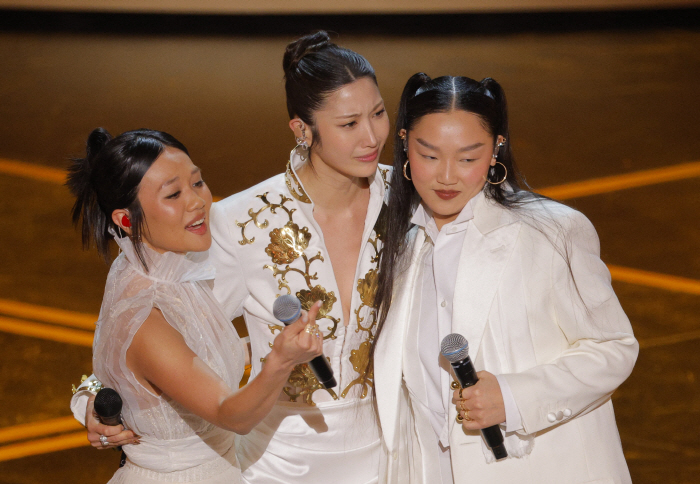 [98회 아카데미] '케데헌' 오스카 장편 애니메이션 이어 주제가상 수상..노골적 소감 차별 '논란'