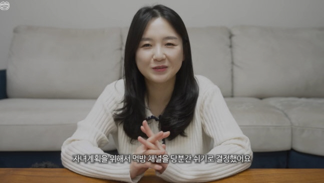 '활동중단' 햄지, 임신설 부른 파격 비키니 자태.."그냥 뱃살입니다"