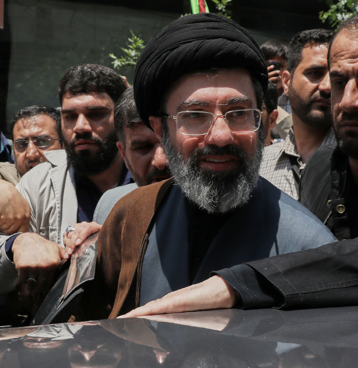 "모스타파 하메네이, 공습 부상 후 러시아서 다리 수술"