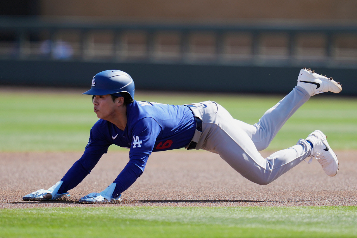 김혜성 주전 박탈 위기! "스윙이 엇박이야" 로버츠 감독 지적…WBC 최…