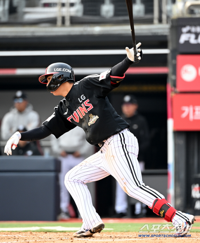 "A급 잠재력, 내년보고 기회준다"…그런데 첫 선발에 홈런까지 터졌다, '투수→타자' 전향 대성공가나