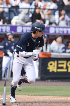 '8실점' 한화 불펜 붕괴, 155㎞ 외국인 데뷔전 빛 바랬다…'장타쇼' 두산 대역전승[대전 리뷰]