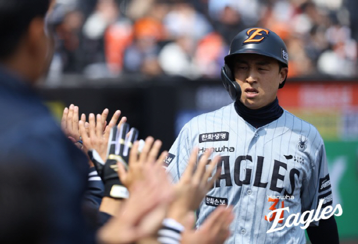 '8실점' 한화 불펜 붕괴, 155㎞ 외국인 데뷔전 빛 바랬다…'장타쇼'…