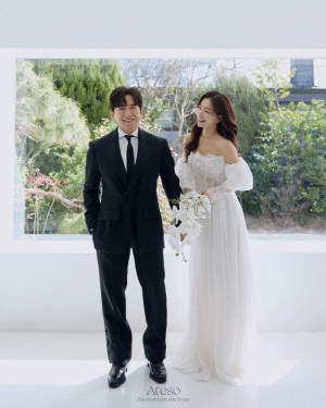 신화 이민우, 벌써 두 딸 아빠 포스…11세 연하 아내와 웨딩 화보 공개[SC이슈]