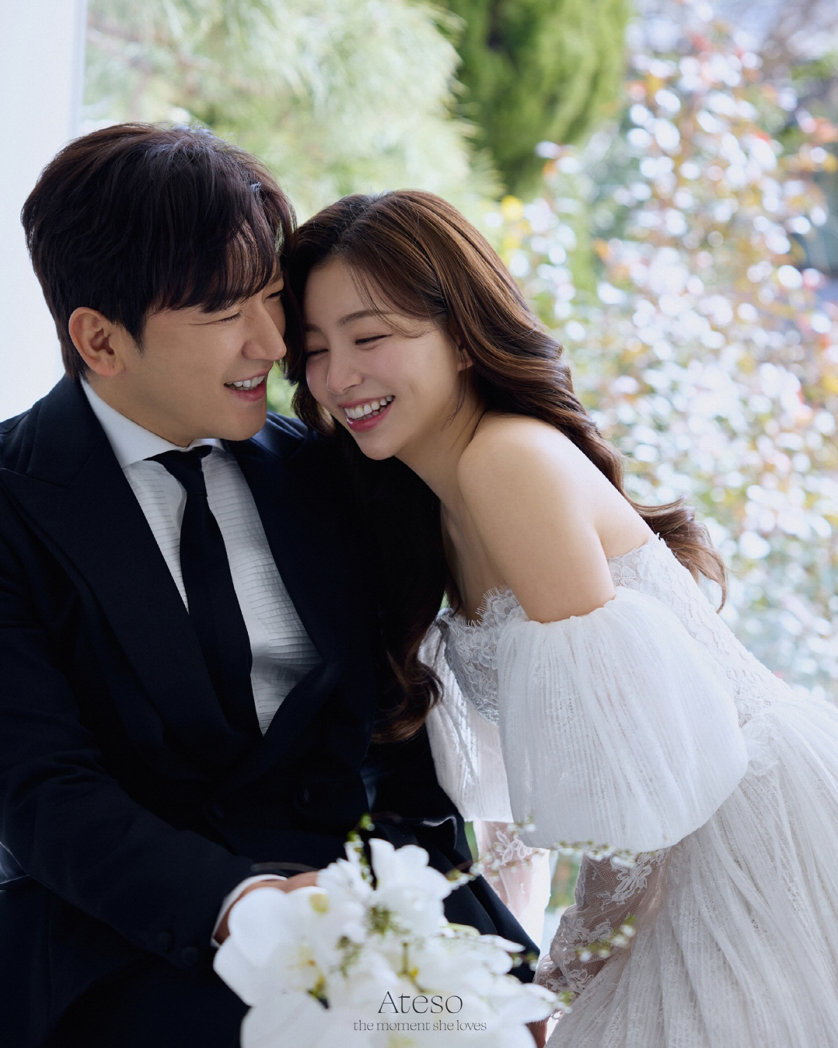 신화 이민우, 벌써 두 딸 아빠 포스…11세 연하 아내와 웨딩 화보 공개…