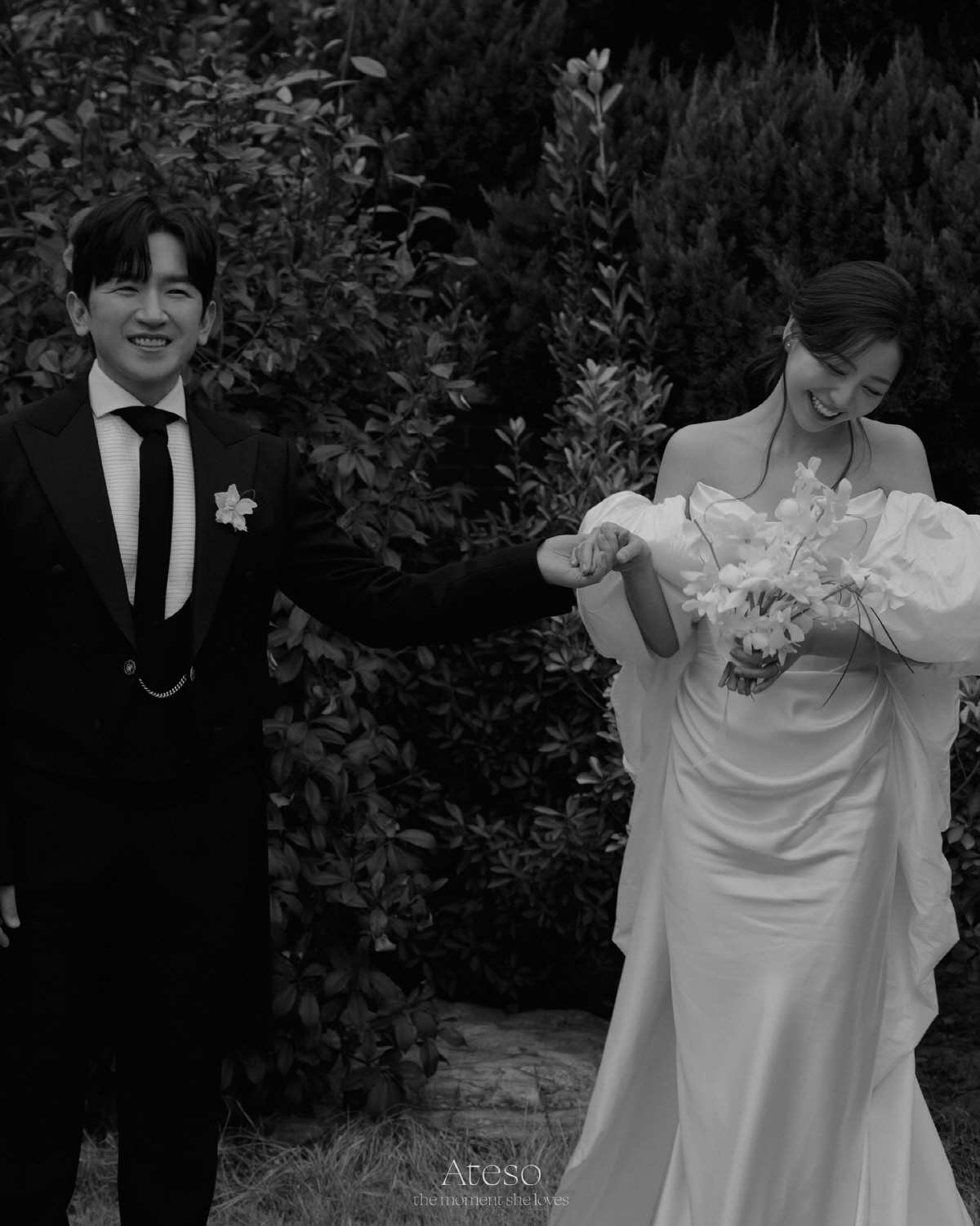 신화 이민우, 벌써 두 딸 아빠 포스…11세 연하 아내와 웨딩 화보 공개…