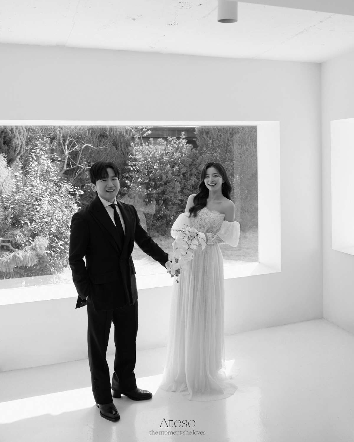 신화 이민우, 벌써 두 딸 아빠 포스…11세 연하 아내와 웨딩 화보 공개…