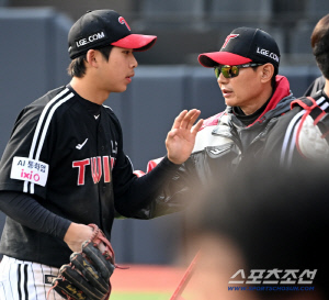 '투수→타자' 첫 선발에 홈런 3안타라니…당연했던 사령탑 미소, 