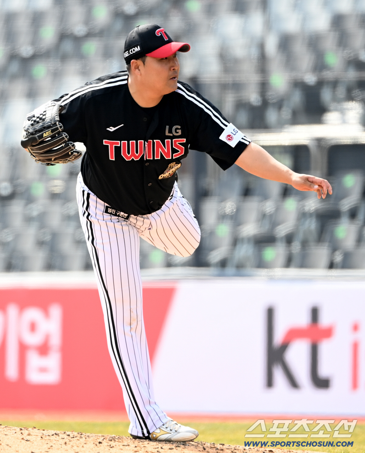 '투수→타자' 첫 선발에 홈런 3안타라니…당연했던 사령탑 미소, "미래 …