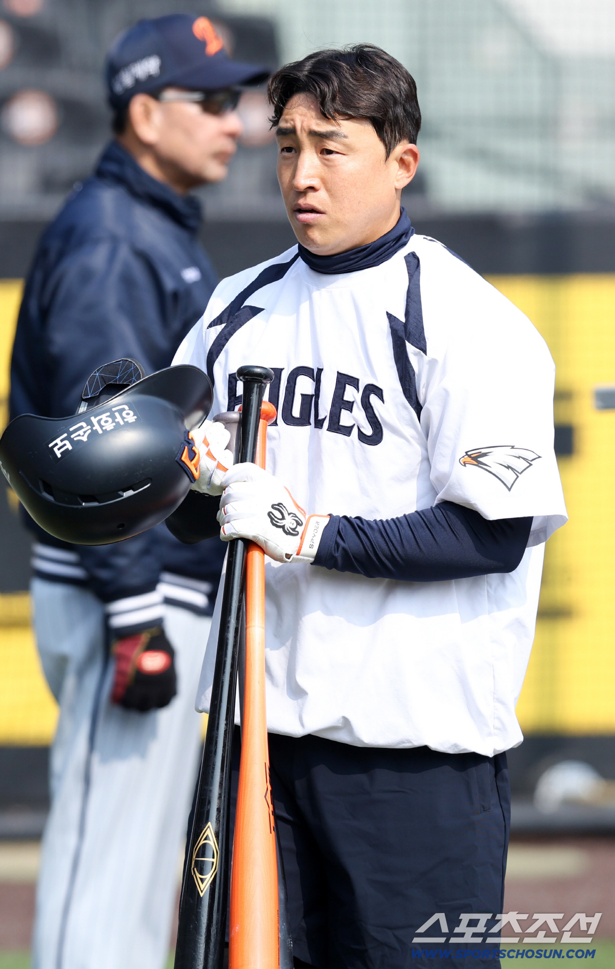 '이게 역대 1위다' 1억 백의종군 베테랑 터졌다…한화, 치열한 고민 시…