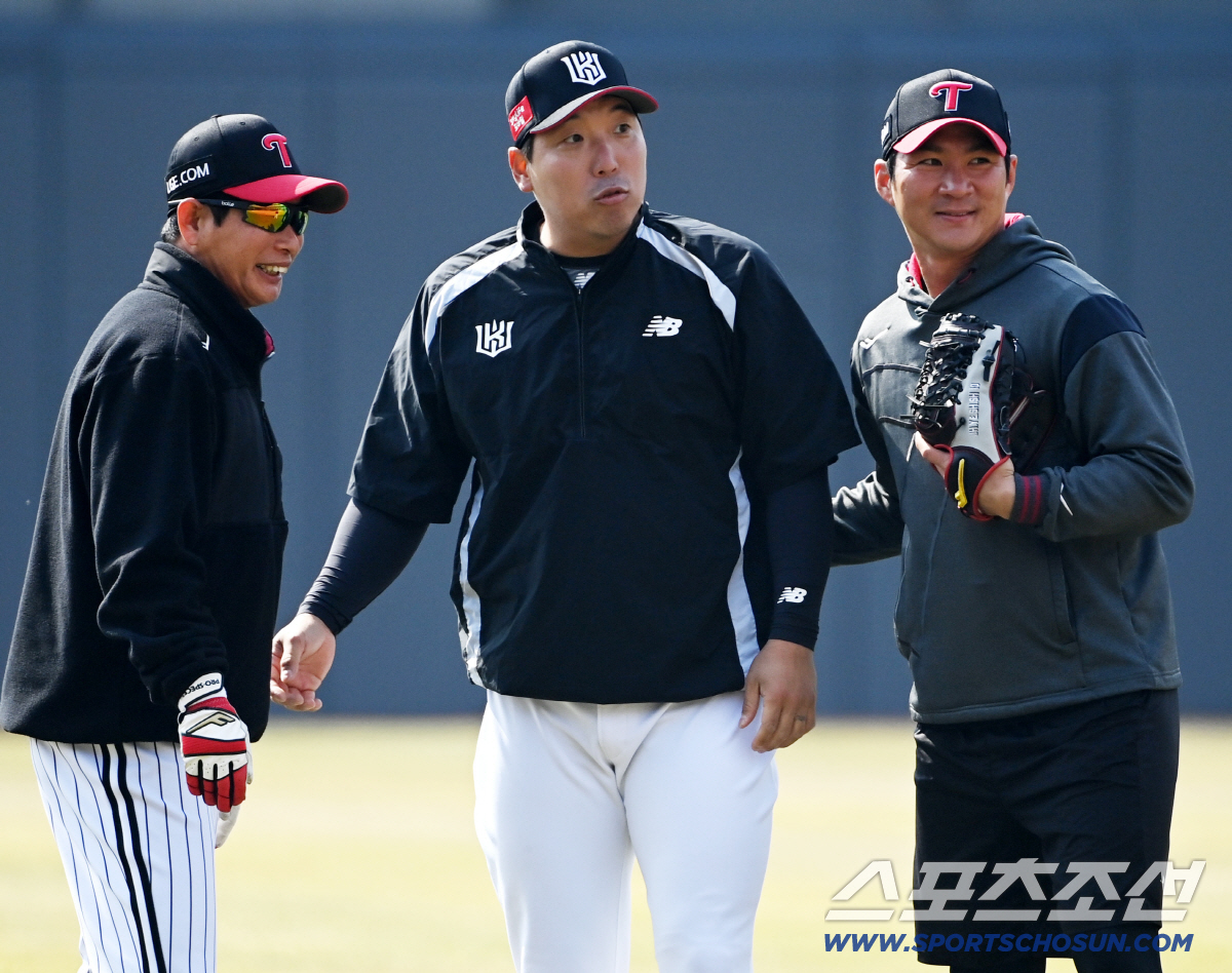 '와 김현수다' 얼싸안고 깡충깡충...친정팀 만나 활짝 웃었다 [수원 현…