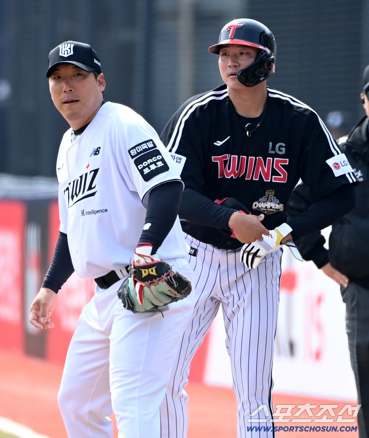 '와 김현수다' 얼싸안고 깡충깡충...친정팀 만나 활짝 웃었다 [수원 현…