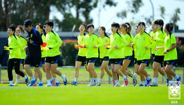 "비즈니스 논란은 잊어" 韓 여축 대박→아시아 축구 초대박, 女아시안컵 …