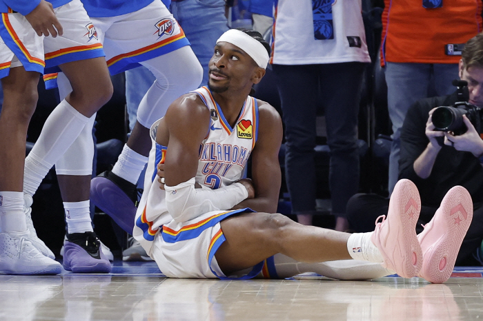 "SGA, 코트 위의 마이클 잭슨" NBA 빅 마우스의 극찬 "SGA가 존재하면, 다른 선수들 스포트라이트 받을 수 없다"