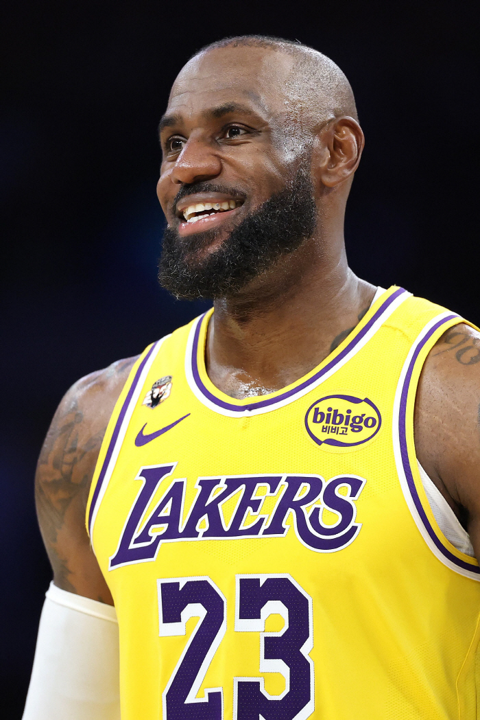 "르브론 제임스, 1시즌 더 뛴다!" 현 시점, 르브론 현역 연장 가능성 농후. 美 매체 "LA 레이커스, PO 성공여부에 르브론 잔류 달렸다"