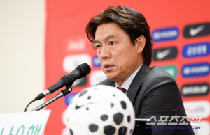 '결장 또 결장, 한달간 출전시간 단 15분' 홍명보 선택 받은 황희찬 정말 괜찮나, A매치 명단발표 직후에도 '벤치대기'